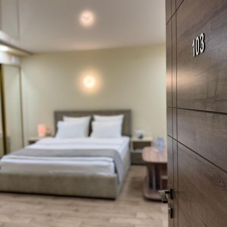 Central Hotel Гюмри Экстерьер фото