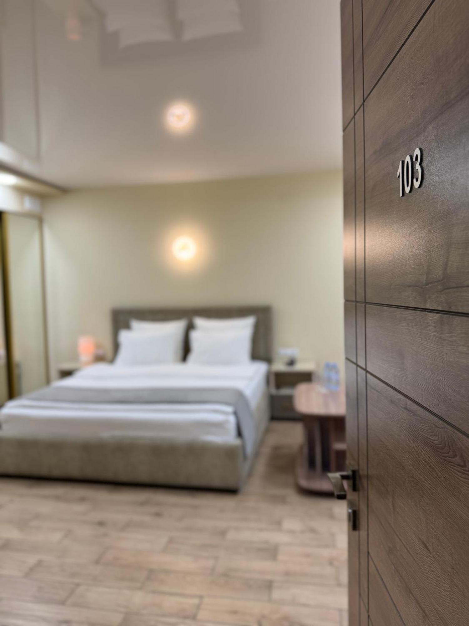 Central Hotel Гюмри Экстерьер фото